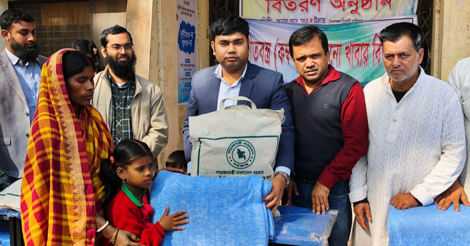 জগন্নাথপুরে দরিদ্র ও পথশিশুদের জন্য ‘স্বপ্নজয়ী পাঠশালা’তে বেঞ্চ, খাদ্য ও শীতবস্ত্র বিতরণ