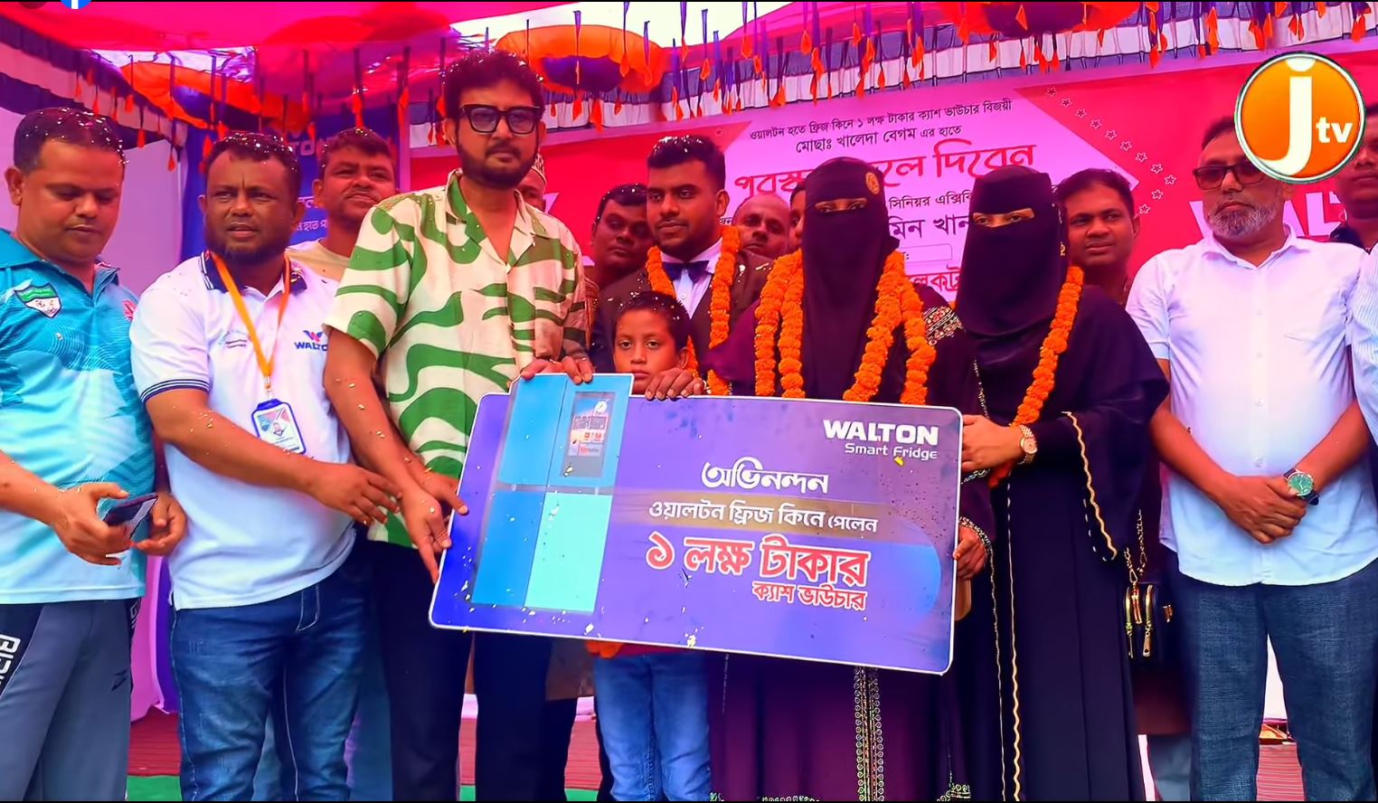 জগন্নাথপুরে ওয়ালটনের পুরস্কার খালেদার হাতে তুলে দিলেন চিত্রনায়ক আমিন খান